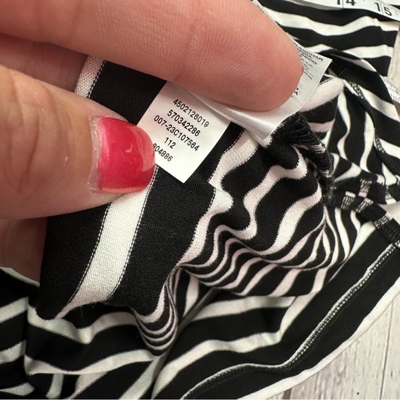 Chico's Black White bias striped Sleeveless Tank Top sz 1 (m 8) v-neck - Picture 9 of 9